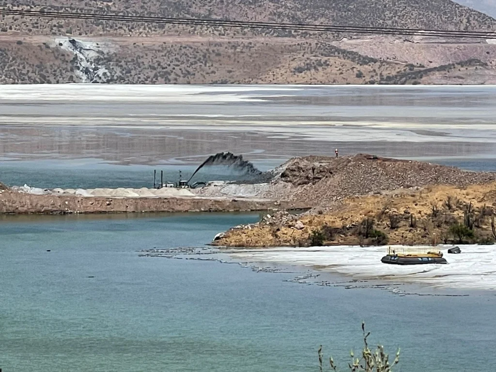 Operación de descarga y conformación de relaves en una playa operacional destinada a fortalecer la estabilidad de un tranque minero.