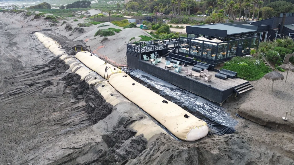 Instalación de Geotubos en un proyecto de ingeniería para la construcción de diques y estructuras de contención mediante el aprovechamiento de sedimentos.