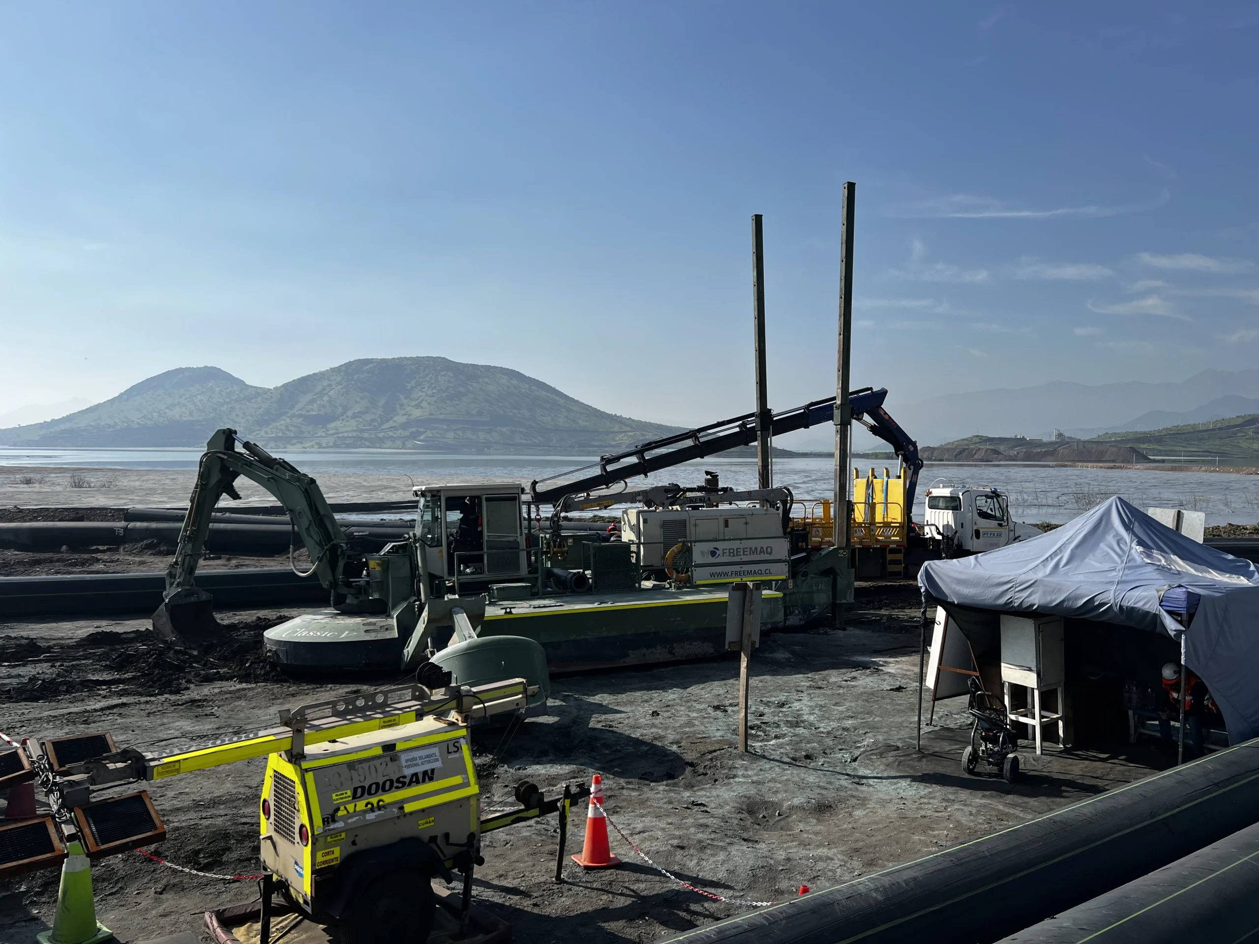 Equipo de dragado industrial Freemaq operando en una faena para la remoción de sedimentos y recuperación de capacidad operativa en distintas industrias.