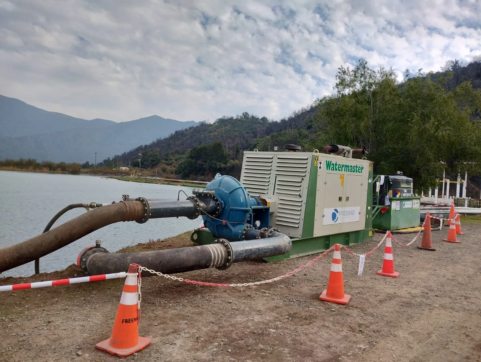 Sistema de bombeo industrial instalado junto a una laguna de proceso, utilizado para operaciones de dragado, transporte de fluidos y recuperación de materiales.