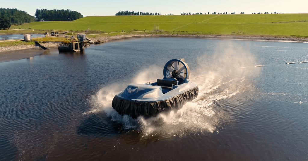 Aerodeslizador navegando en una laguna para acceso seguro a tranques, relaves y zonas inundadas de difícil acceso.
