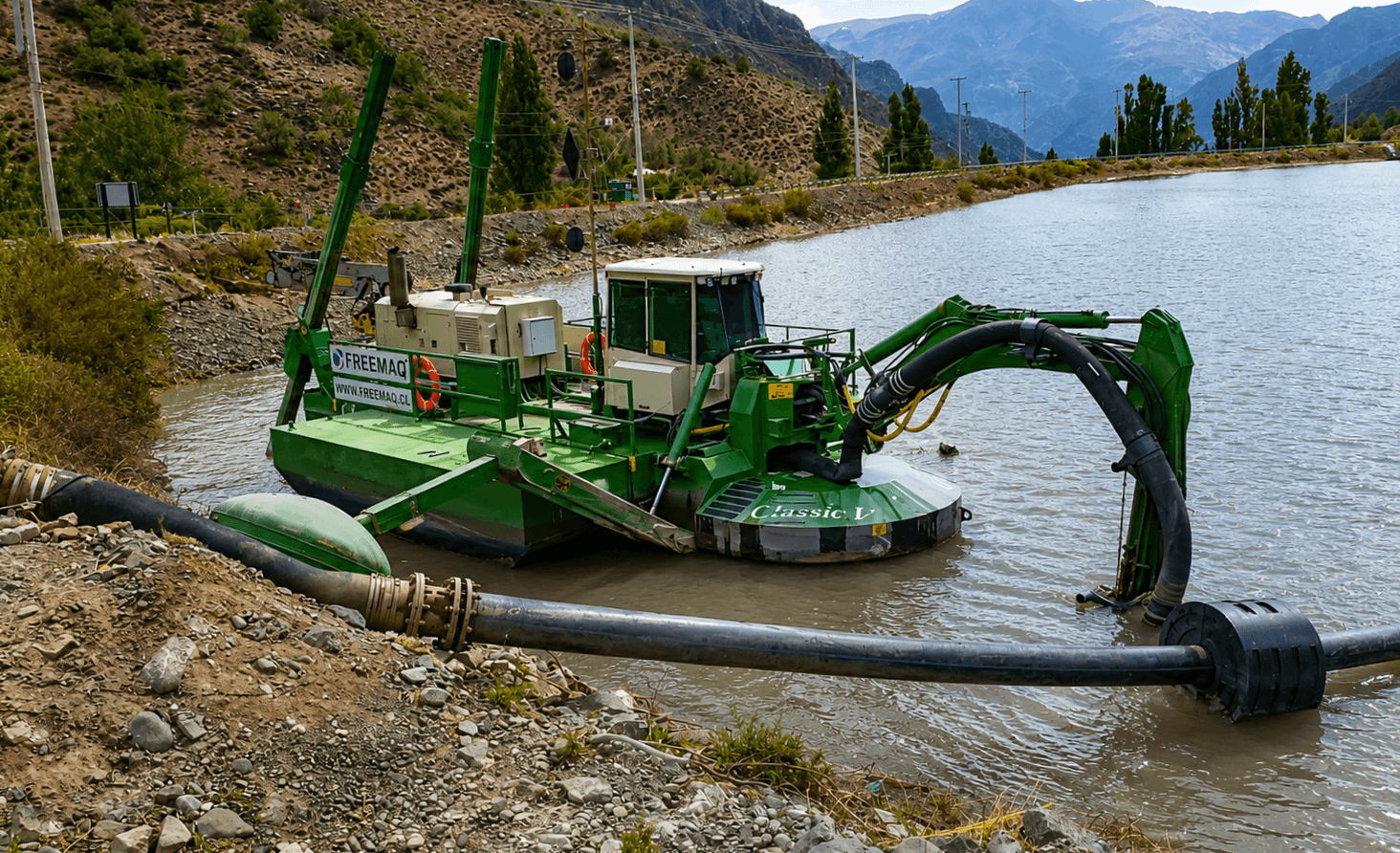 Draga anfibia Freemaq operando en un reservorio industrial para el control y extracción de sedimentos, mejorando la capacidad de almacenamiento y la continuidad operacional.