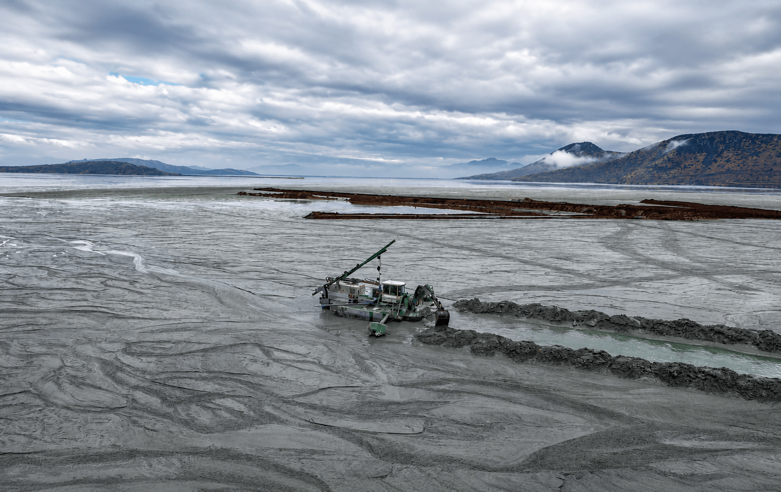 Draga FreeMAQ de alta tecnología trabajando en un embalse industrial con capacidad para movilizar grandes volúmenes de sedimentos y agua.