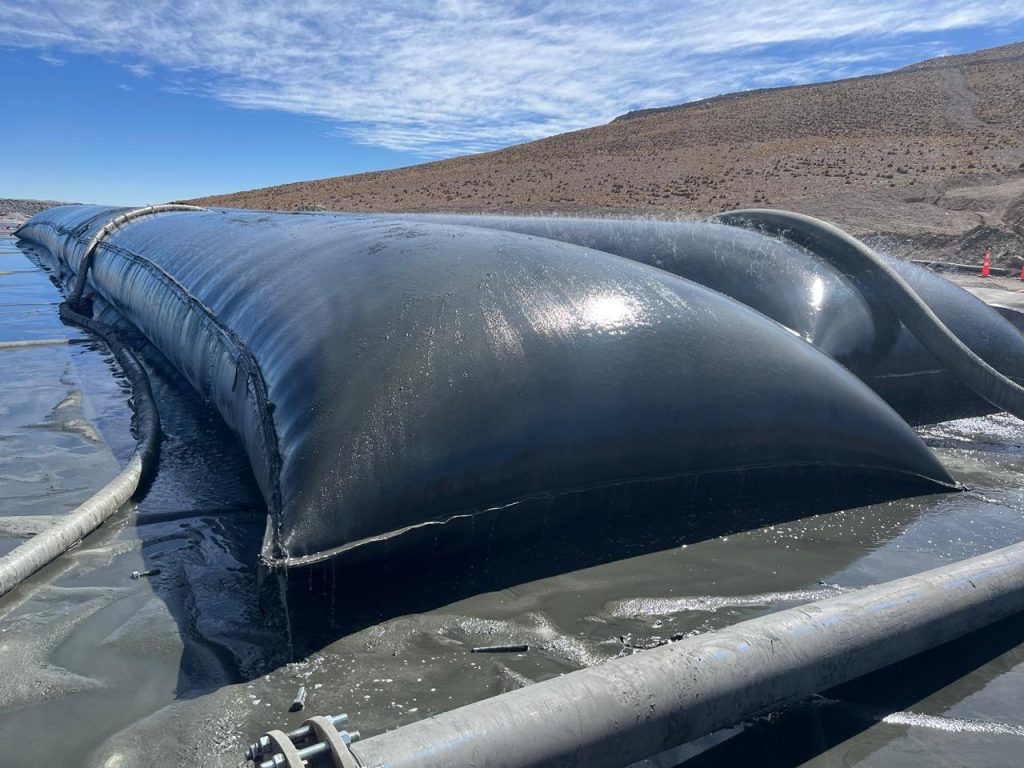 Sistema de geotubos industriales utilizado para tratamiento y manejo de relaves mineros.