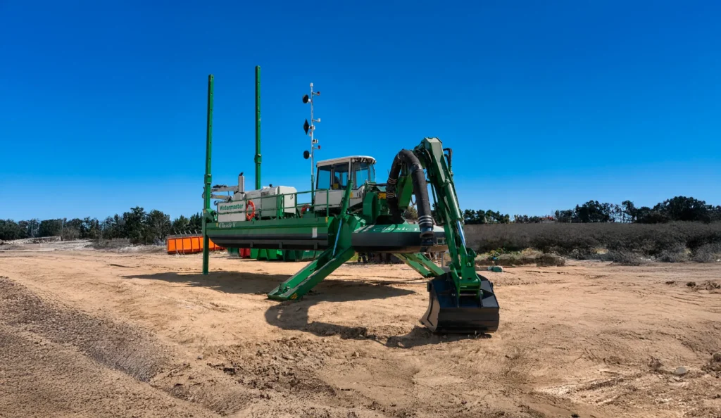 Sistema industrial de bombeo booster para dragado y separación sólido-líquido en faena minera.